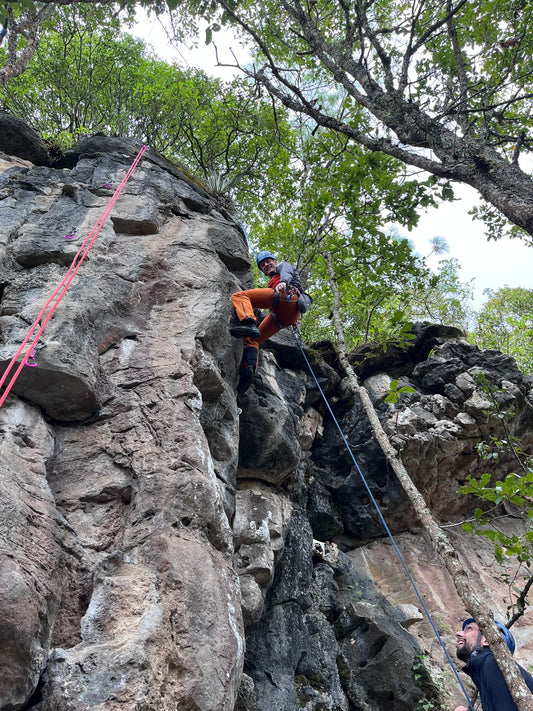 ESCALADA EN ROCA EN  LA MONTAÑA DON LAURO