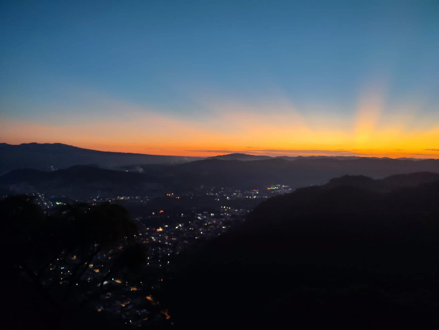 CAMINATA HACIA EL AMANECER EN LA MONTAÑA DE DON LAURO